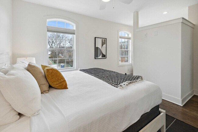 Building Photo - 3206 West End Cir