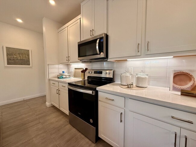 Building Photo - FULLY FURNISHED 3 BED 2.5 BATH 2 CAR GARAG...