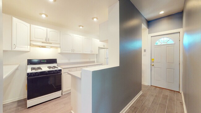 Building Photo - 702 W Schubert Ave