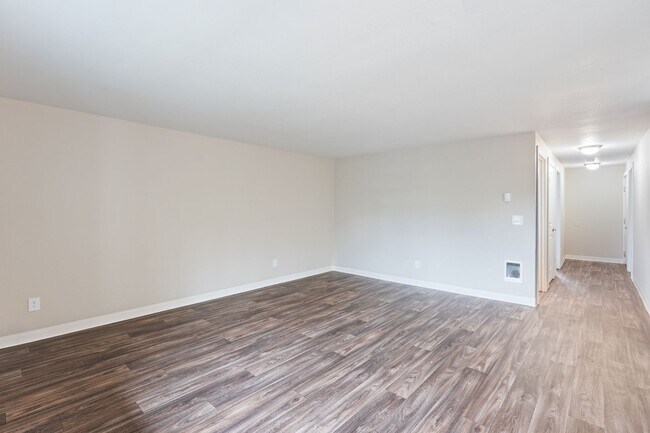 Building Photo - Large Two Bedroom Two Bath with Creek View! $1000 Off! Comes with Washer & Dryer!