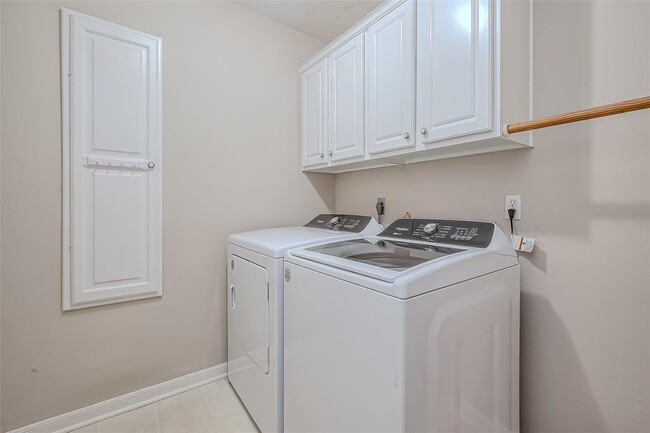 Building Photo - 7135 Woodland Oaks