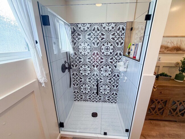 Building Photo - 16018 Windsor Dr