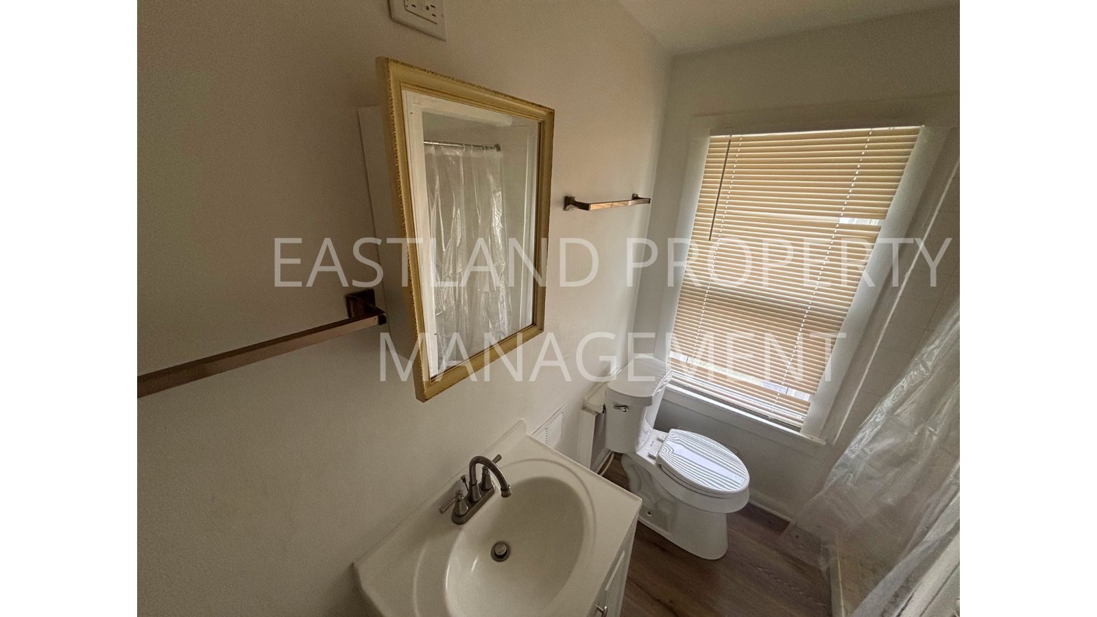 Building Photo - 823 Custer Dr