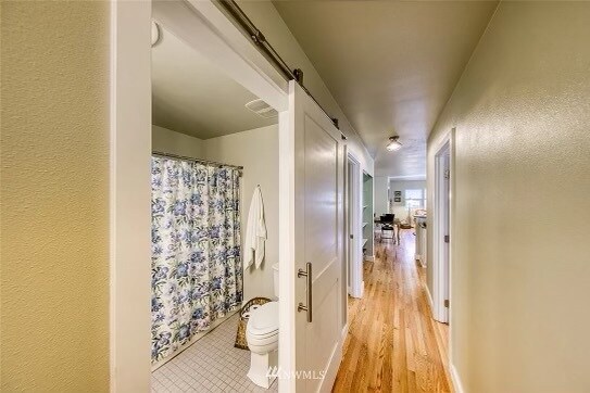 Full Hall Bathroom - 412 NE Max William Loop