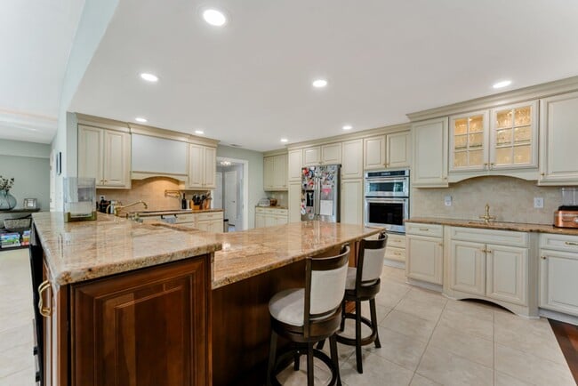 Building Photo - A rare estate-style rental in Thoroughgood