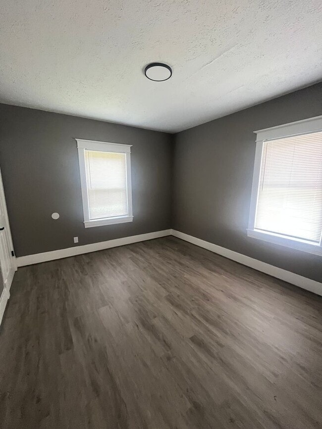 Building Photo - Gorgeous Updated 3 bedroom house!