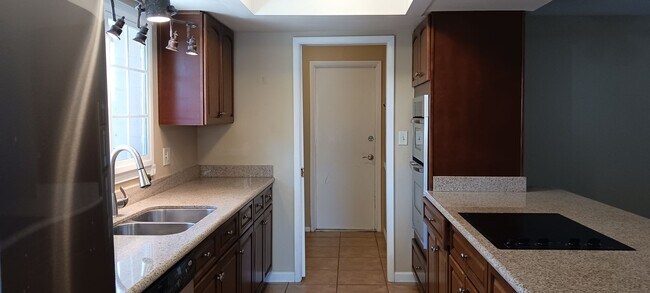 Building Photo - Beautifully Crafted 3 Bed 2 Bath Home in T...