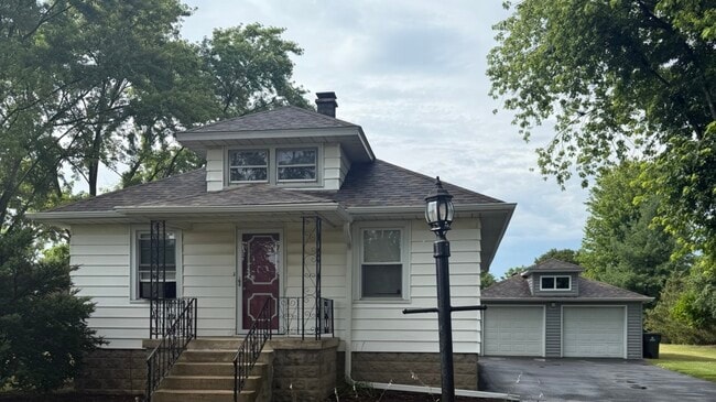 Primary Photo - 930 E North St