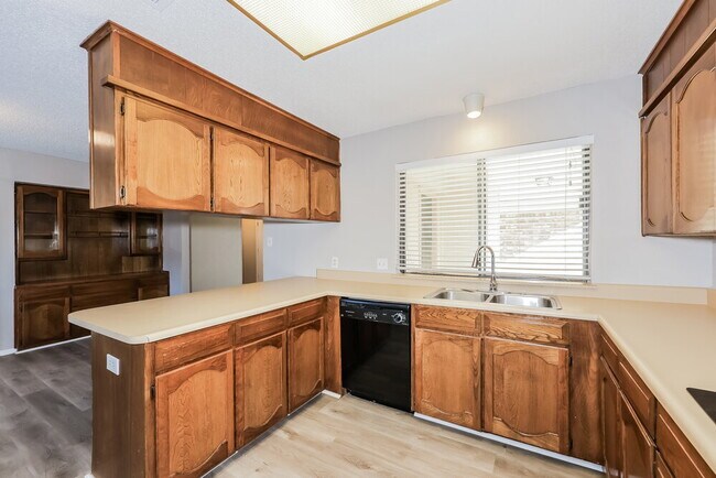 Building Photo - 3621 Willowbrook Dr