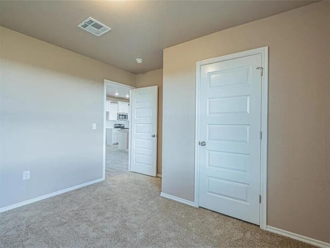 Building Photo - 1702 Highland Loop