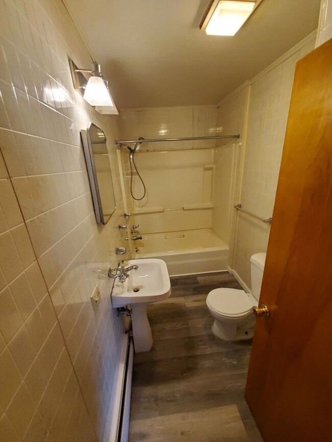 Building Photo - Single Family 2 bed/1 bath with HUGE Garag...