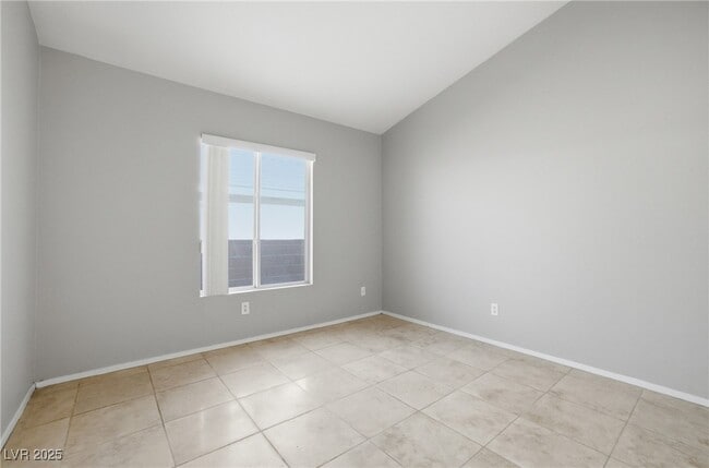 Building Photo - 5555 Airview Ct