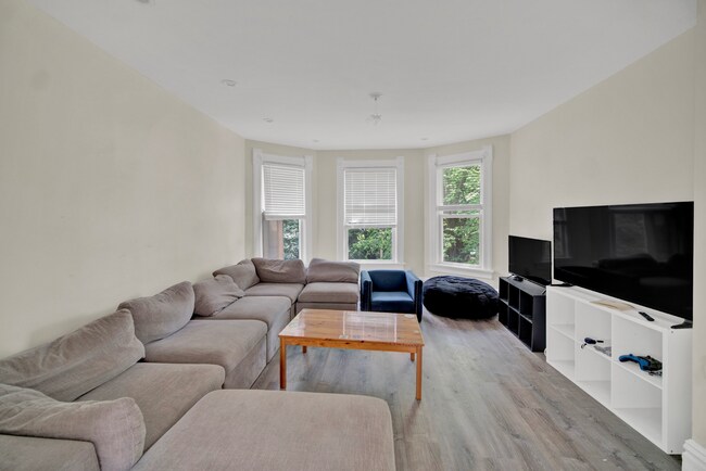 Building Photo - 2137 Maple Ave