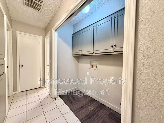 Building Photo - 10445 Dover Dr