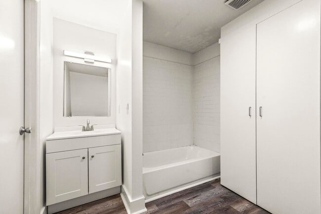 Building Photo - 611 S 14th St