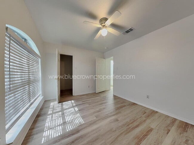 Building Photo - 615 Douglas Dr