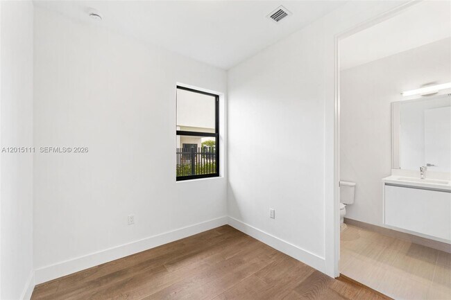 Building Photo - 16700 Botaniko Dr N