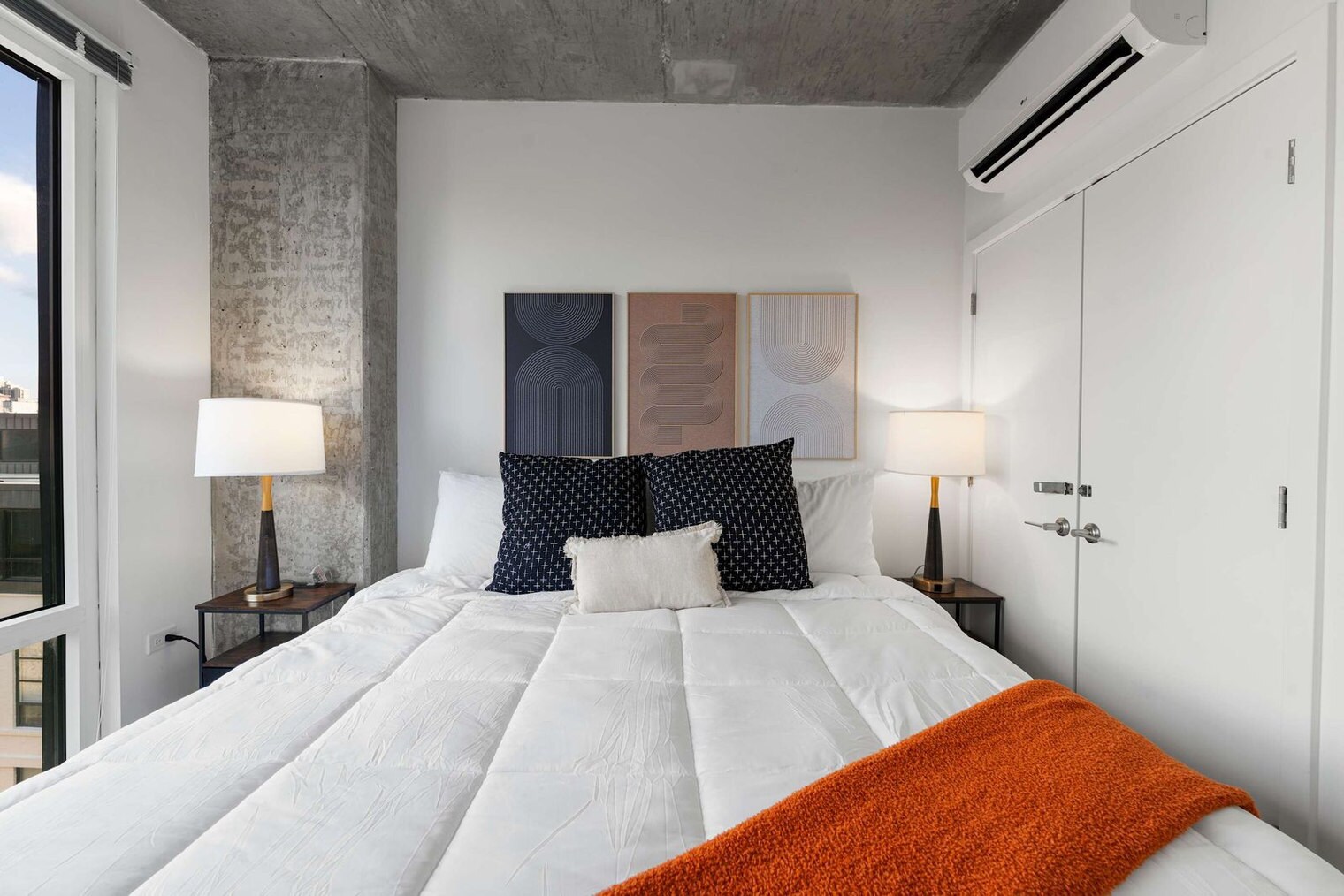 Building Photo - 853 W Blackhawk St