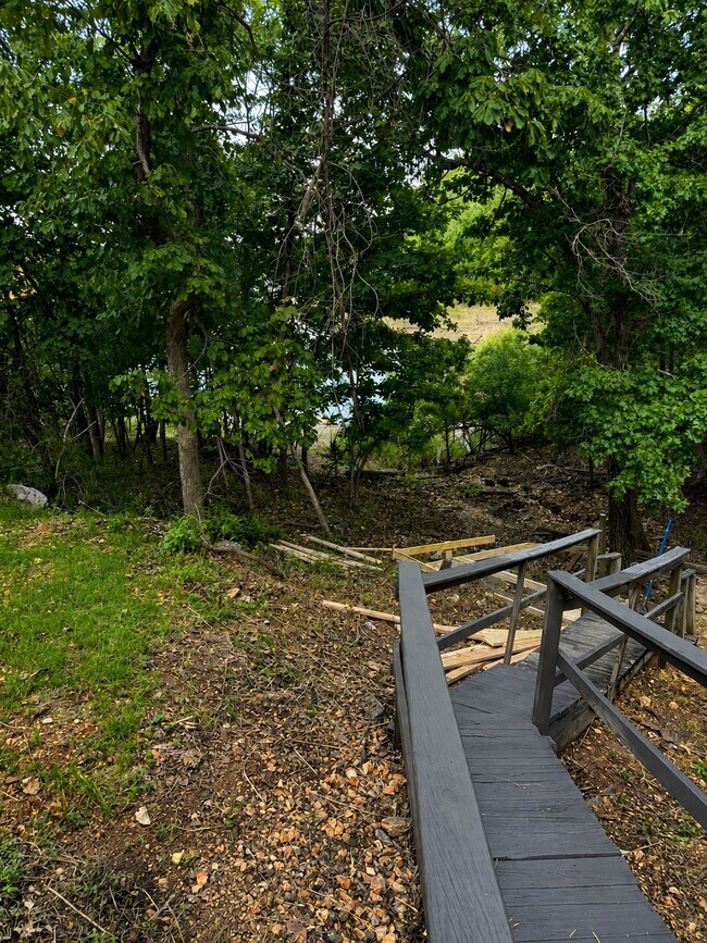 Building Photo - 11904 White Oak Dr