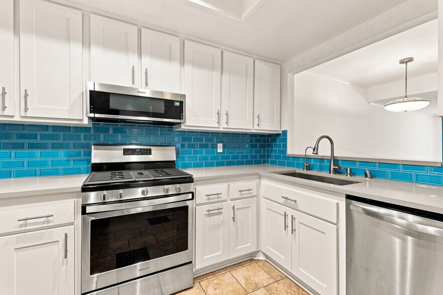 Building Photo - 6638 N Clybourn Ave