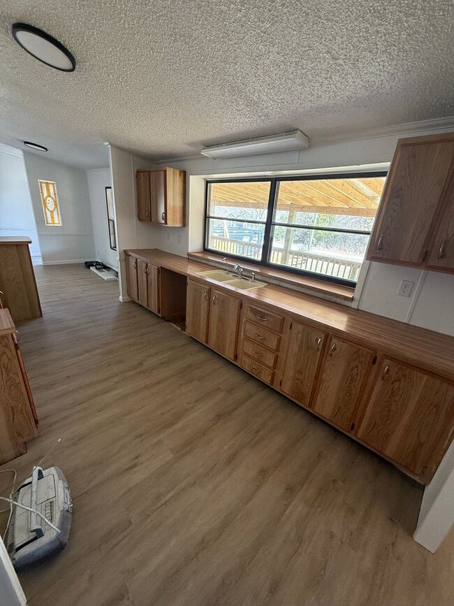 Building Photo - Gated area 3/2 Granbury