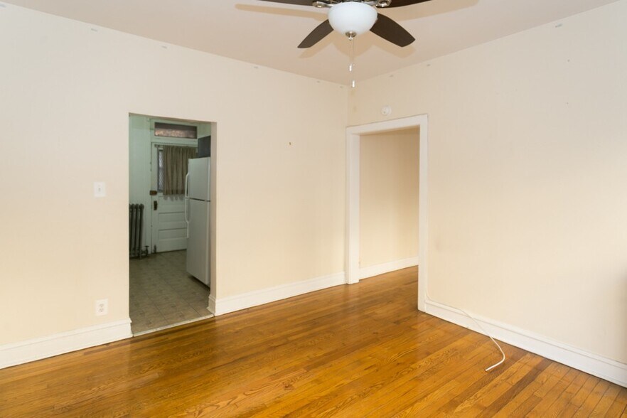 Building Photo - 700 W Cornelia Ave