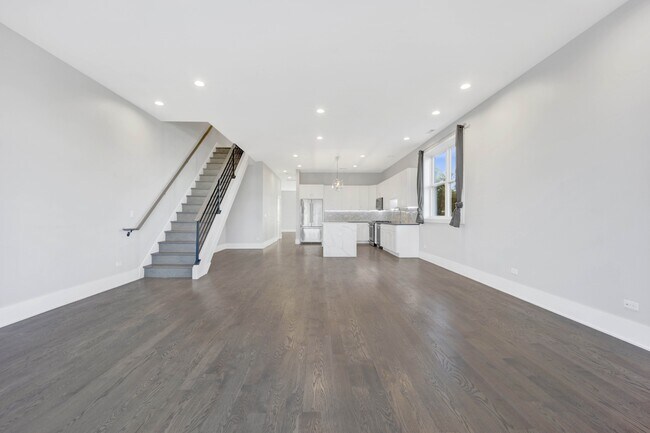 Building Photo - 562 W 18th St