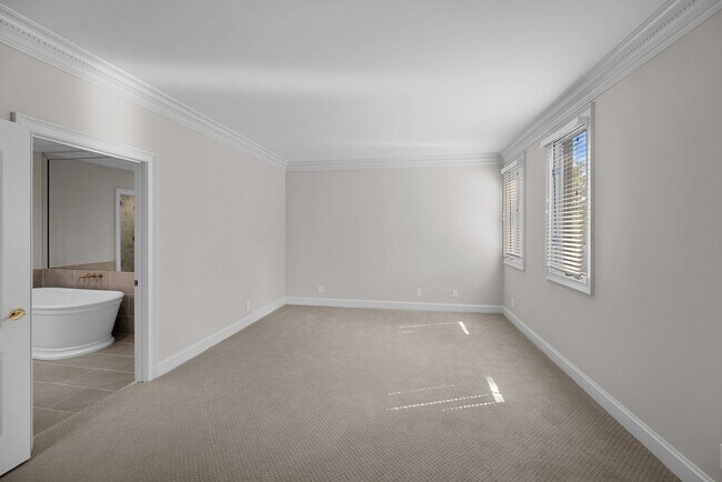 Building Photo - Newly Renovated Condo in The Westende with...