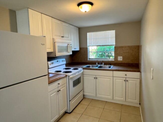 Building Photo - Great Location, Community Pool! Cable, Water and Sewer are INCLUDED!