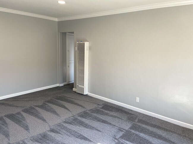 Building Photo - Newly Remodeled 2 Bedroom, 1 Bathroom in Kensington! Washer/Dryer in Unit!