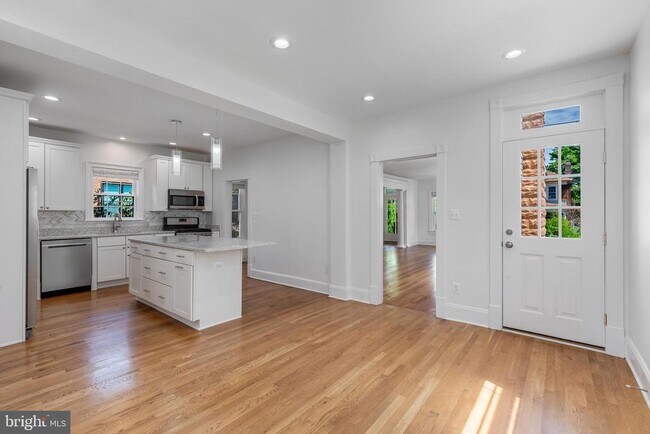 Building Photo - 4226 Ellicott St NW