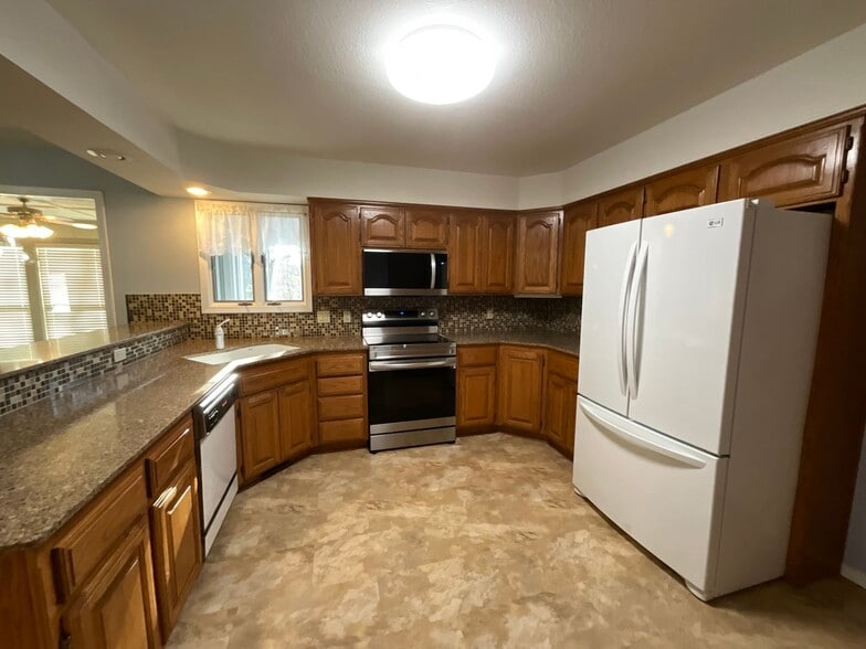 Building Photo - 12 Sunderland Dr