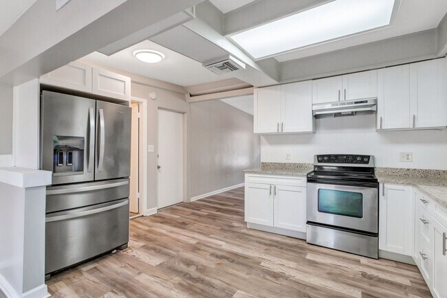Building Photo - Large 3bdrm/2bath Home with garage & carpo...