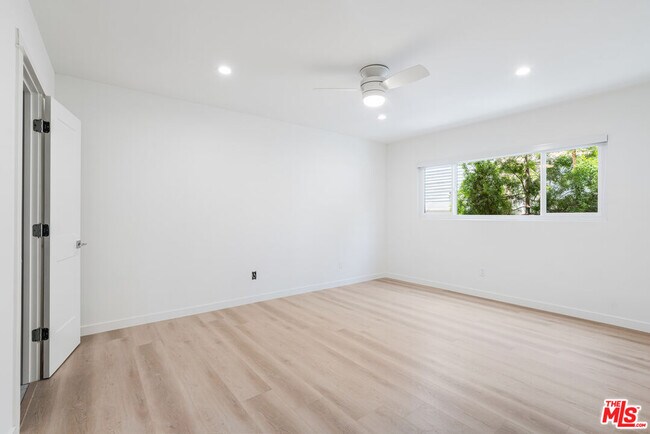 Building Photo - 527 S Barrington Ave