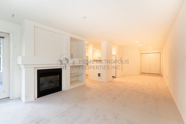 Building Photo - 4343 Roosevelt Way NE