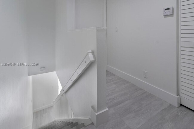 Building Photo - 2098 Madeira Dr