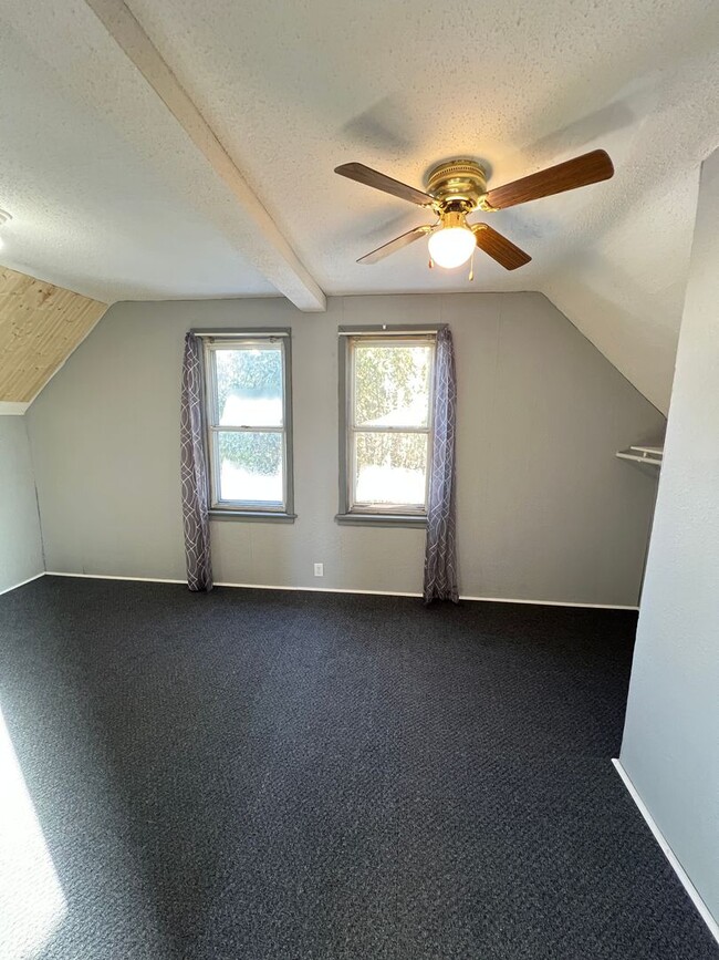 Building Photo - AVAILABLE TODAY - 3 Bedroom in East End Su...