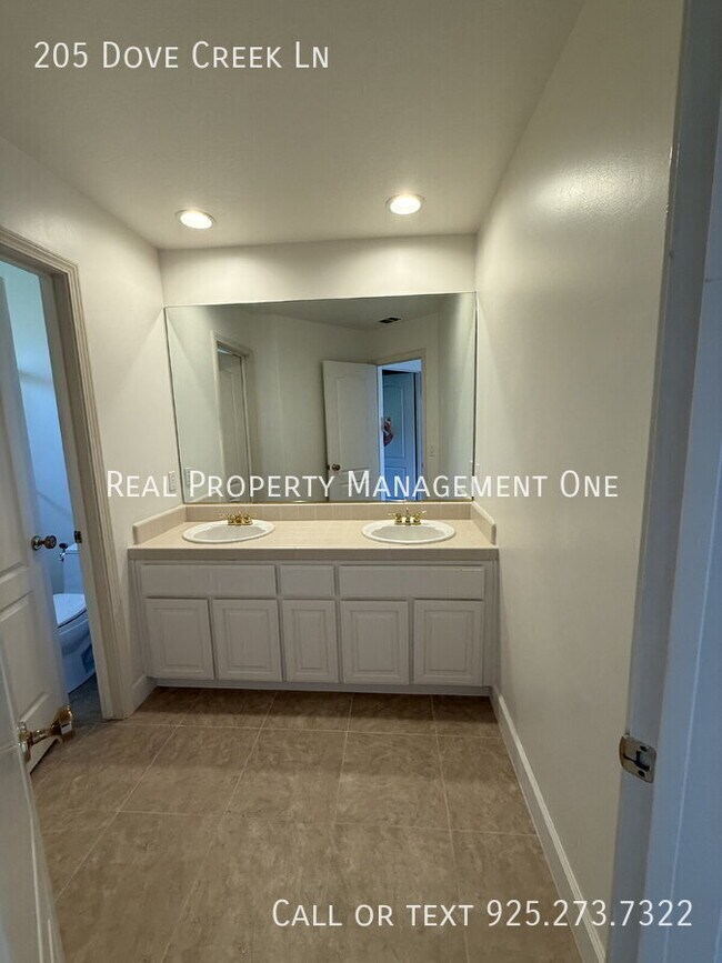Building Photo - 205 Dove Creek Ln