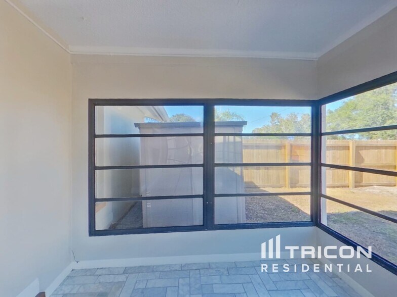 Building Photo - 1906 Radcliffe Dr N