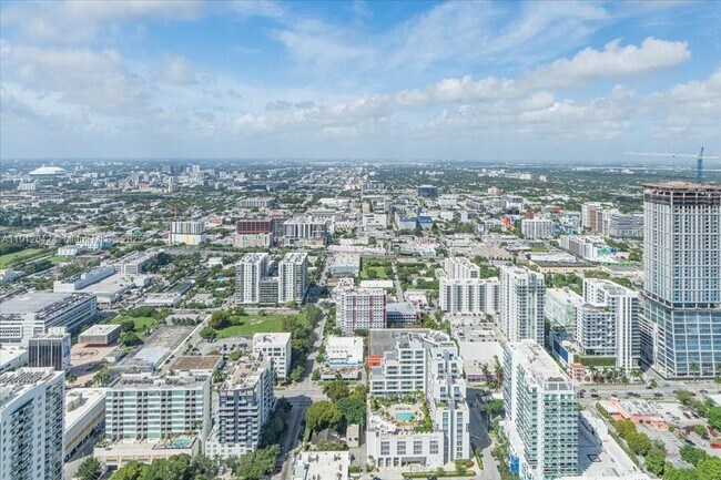 Building Photo - 700 NE 24th St