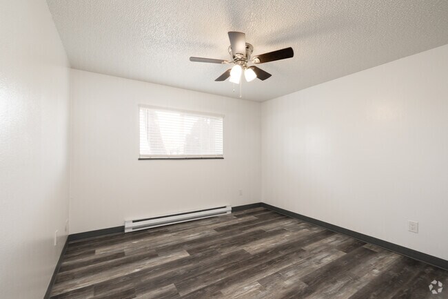 1BR, 1BA - 650SF - Bedroom - Briarwood Apartments