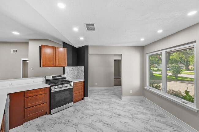 Building Photo - 16026 Beechnut St