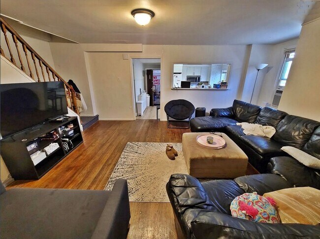 Building Photo - 127 Hazelhurst Ave