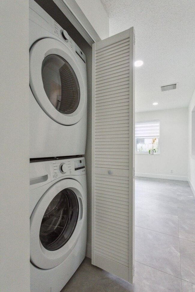 Building Photo - 604 SE 4th Ave