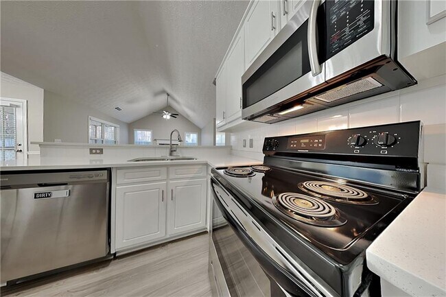 Building Photo - 230 Lake Valley Dr SW