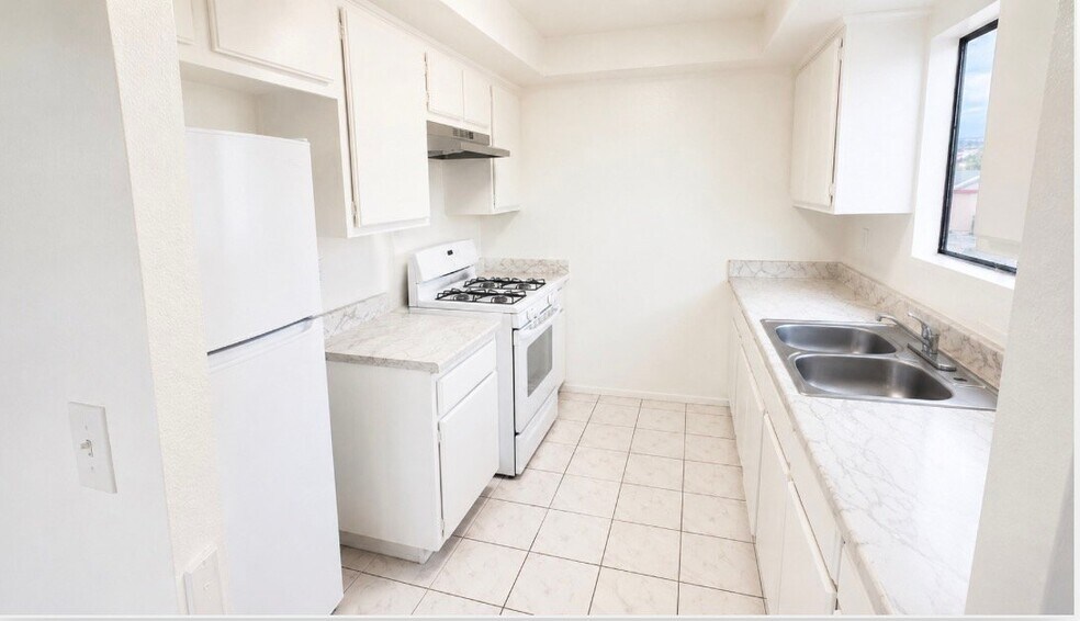 Building Photo - 678 Del Rosa Pl