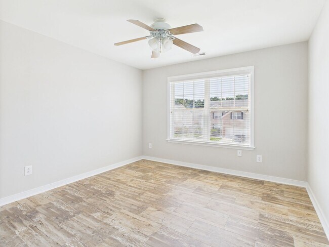 Building Photo - Charming 5-Bedroom 2.5 Bathroom Home locat...