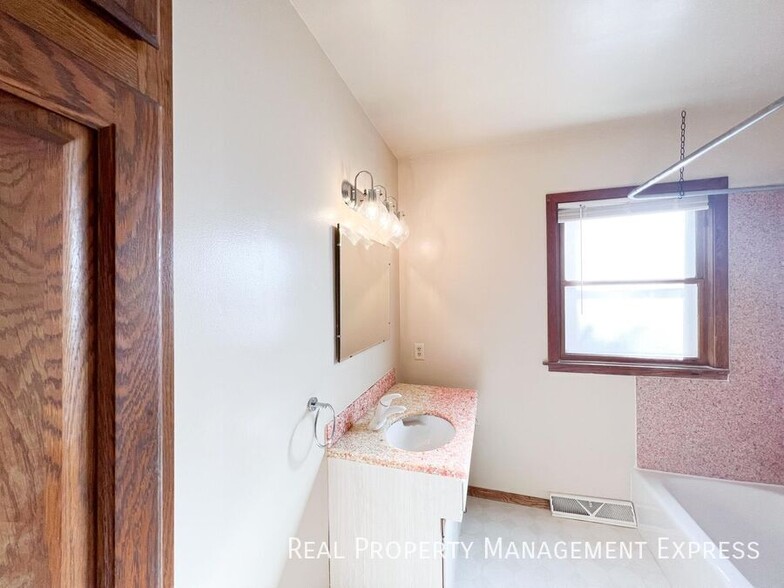 Building Photo - 3 Bed 1.5 Bath Near Downtown Sioux Falls