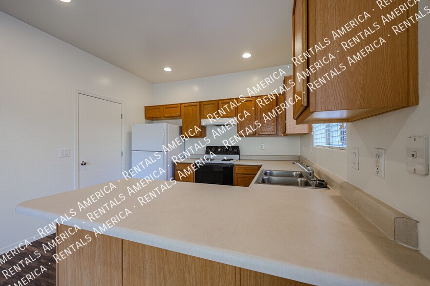 Building Photo - 323 N 76th Pl