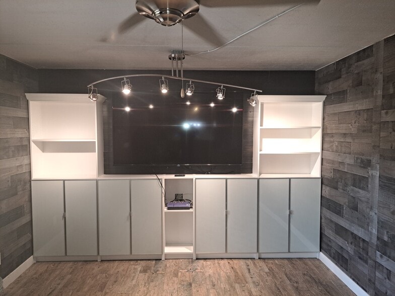 Living area with cable-ready TV - 3030 E Clarendon Ave